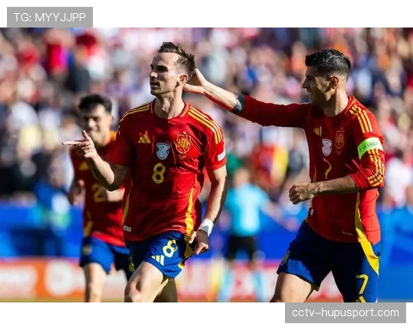 特写:看台球迷高举“提速”标语,回应球队近期保守的比赛风格 特写:看台球迷高举“提速”标语,回应球队近期保守的比赛风格